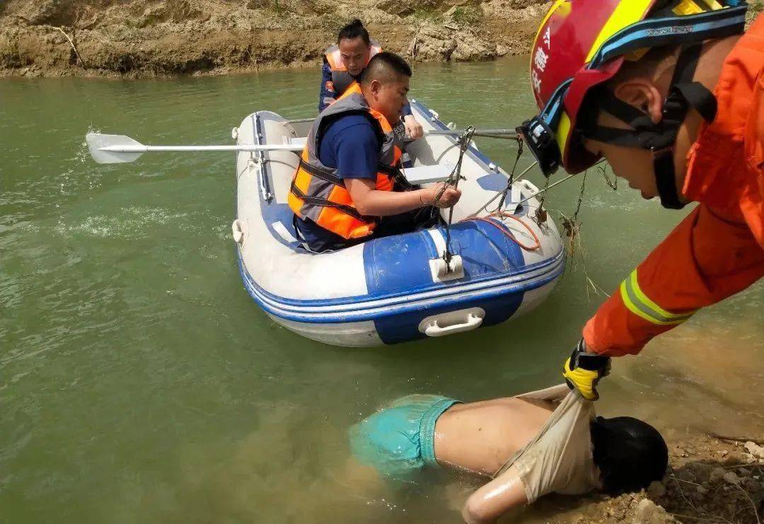 溺水事件发生后,有人拨打报警电话,接到群众报警后,119,民警及公益