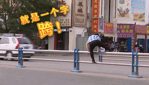 翻越栏杆危机四伏过往学生话语暖心附视频