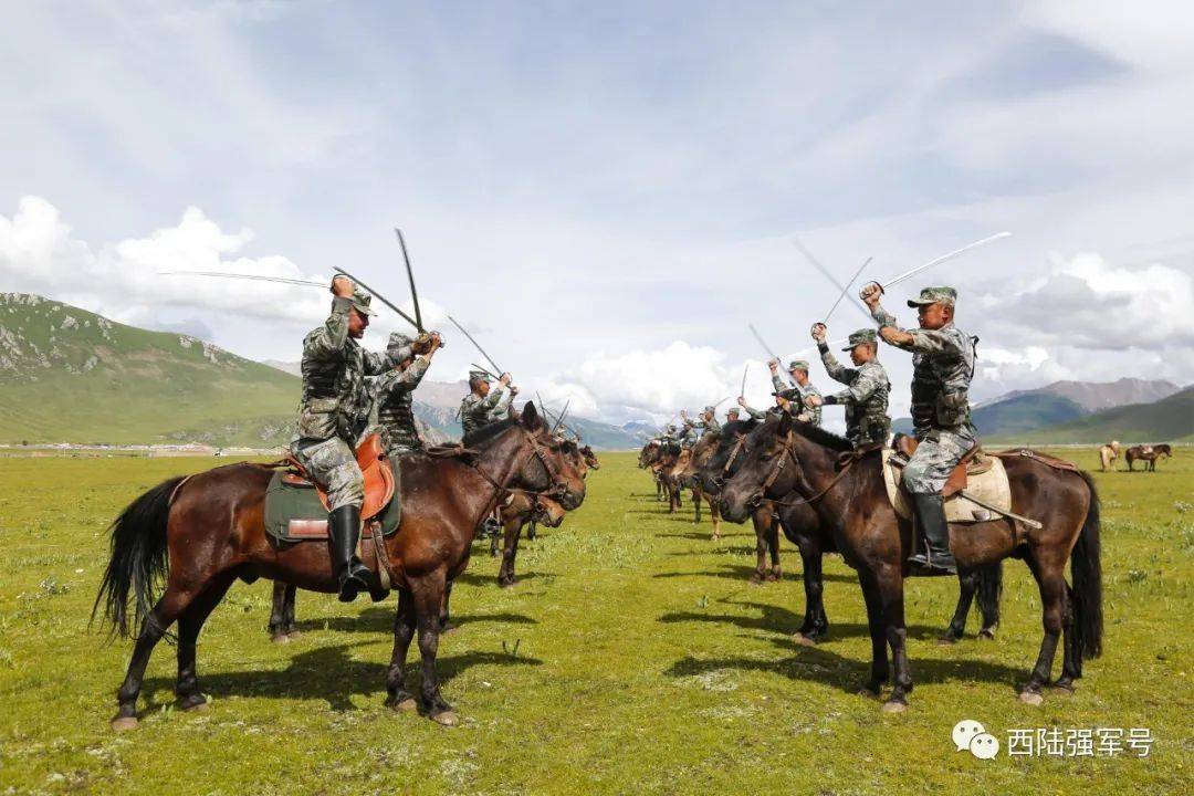 骑兵们在把乘马射击,乘马劈刺和乘马越障等传统骑术课目训实训精的