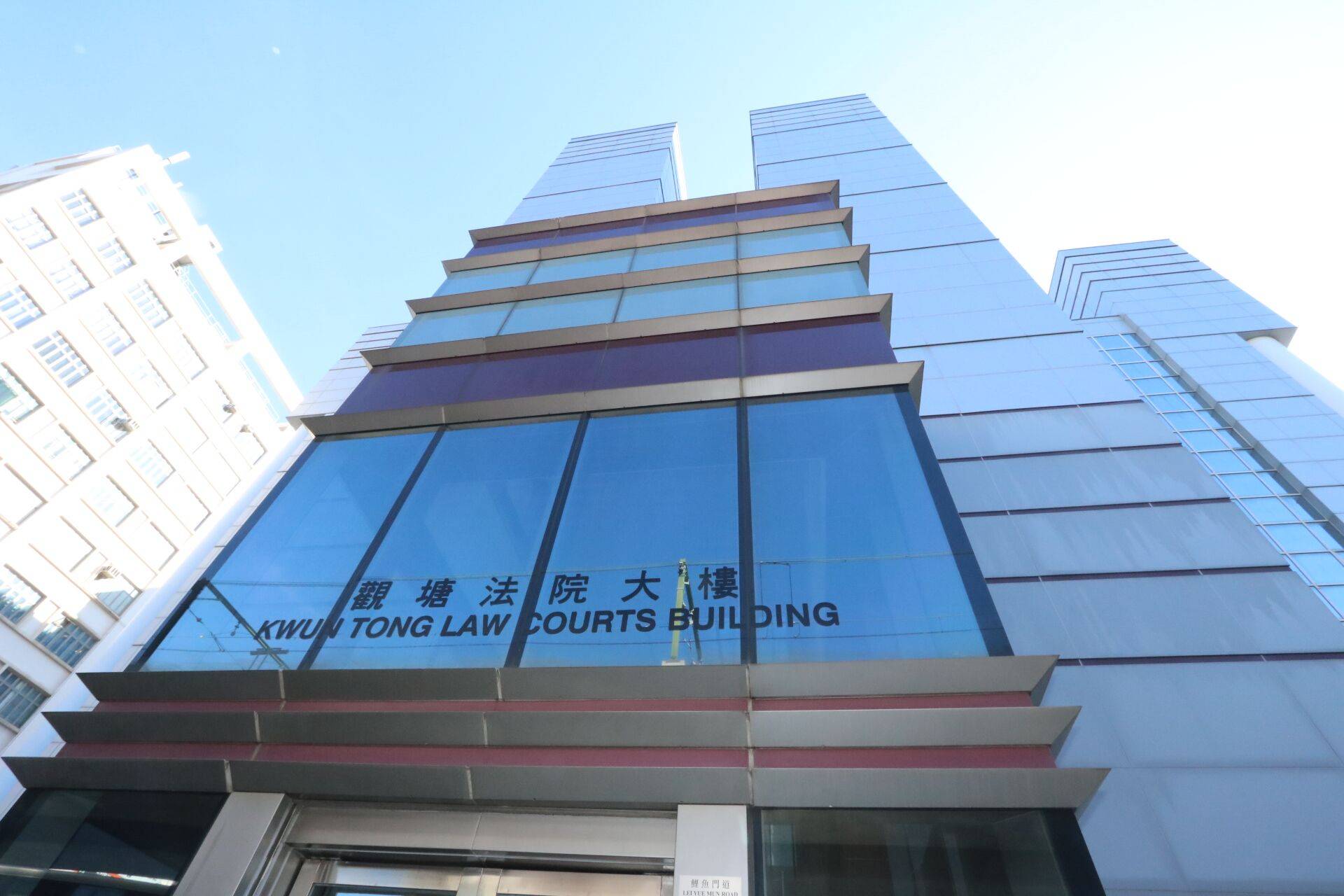 风波|香港“修例风波”期间曾用脚踢警长，18岁学生承认袭警罪将被判刑