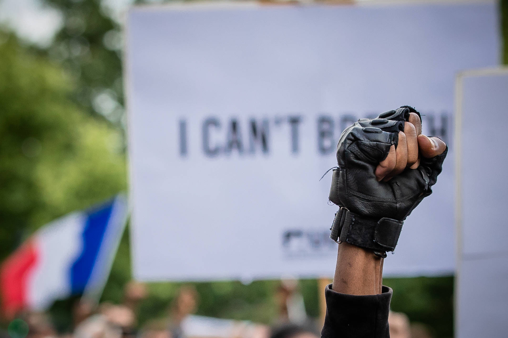 巴黎民众集会悼念弗洛伊德 抗议种族歧视