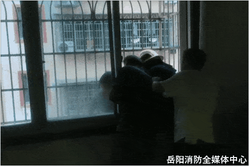 众人合力救下另一名男子