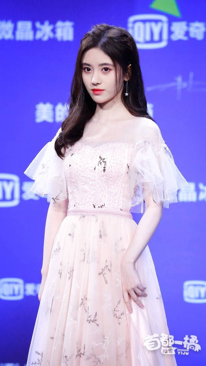 鞠婧祎身穿白纱裙和自行车合照,充满小女生的时尚魅力