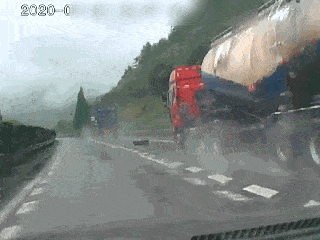 惊险!小车高速遭遇飞来