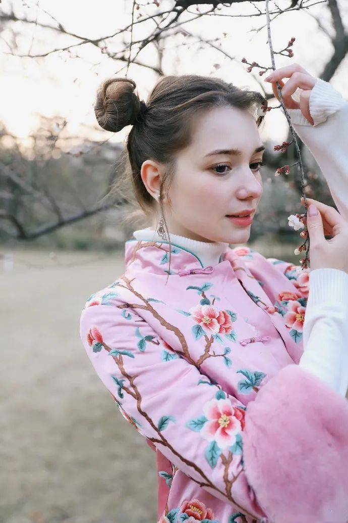 卍物志┃侧颜神似"奥黛丽·赫本"的俄罗斯美少女,一组