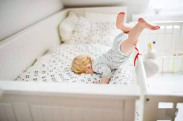 妈妈|我的孩子走了”：孩子坠床，千万不要马上抱起！“一次坠床
