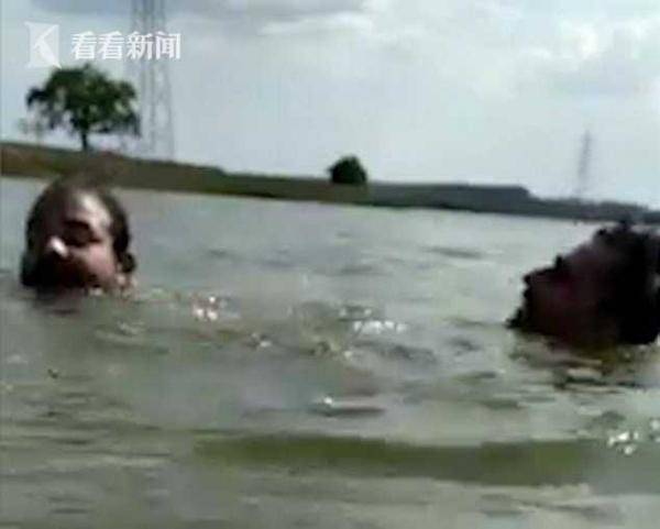 男子水库游泳被鳄鱼拖水下 朋友用自拍杆救了他