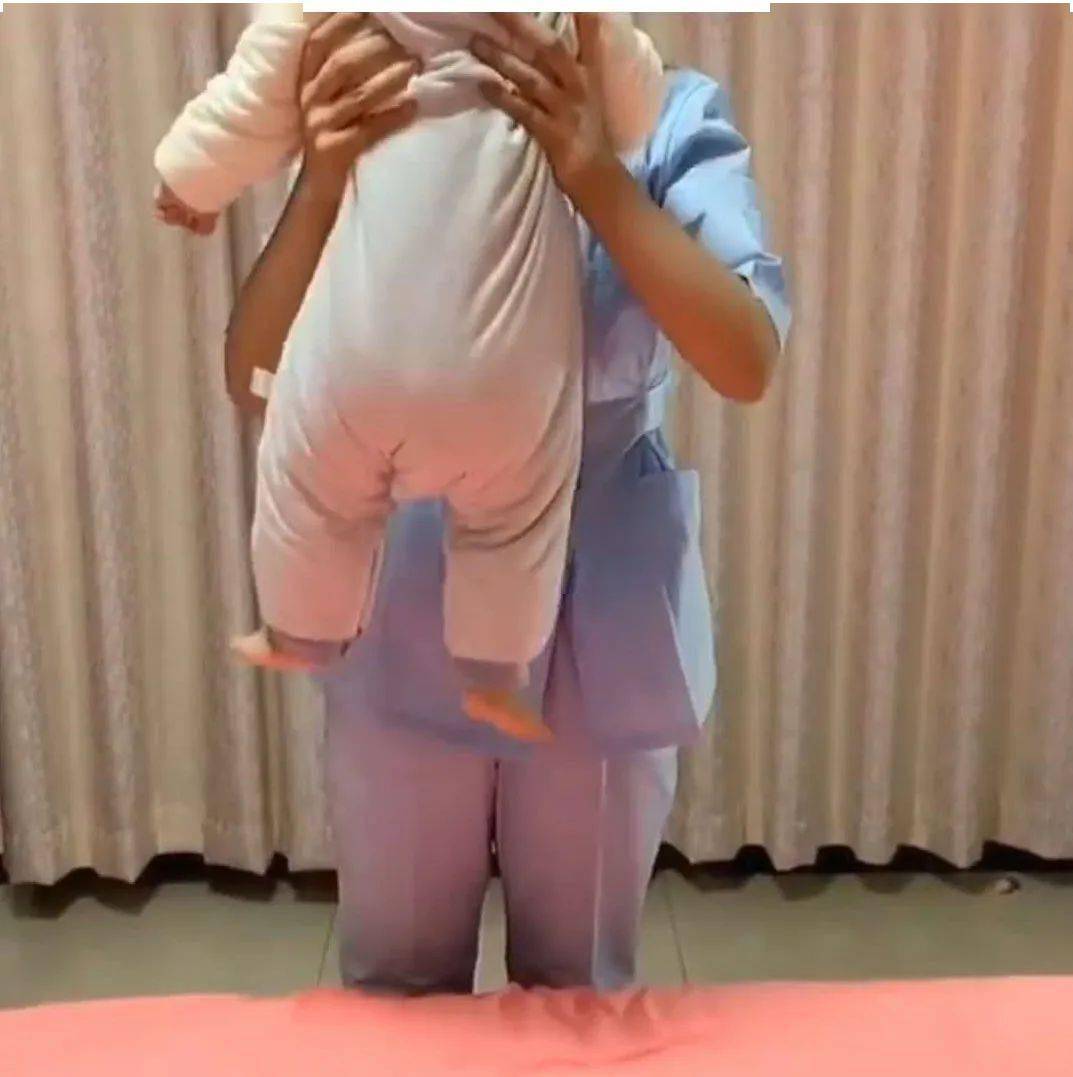姿势|其实掌握这几点很关键!多少人抱娃的姿势都是错的
