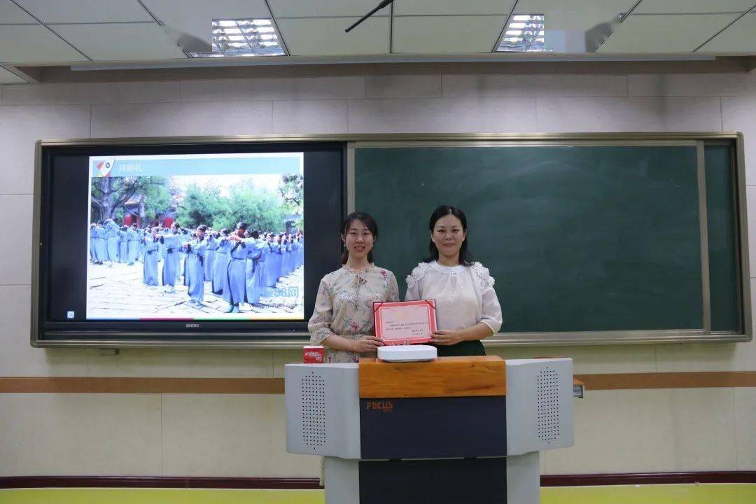大会对2019-2020学年第二学期的初四优秀学生进行了表彰,优秀生代表邹