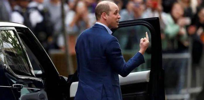 羞辱多少人:看你背包的样子,就知道你月薪低于8000