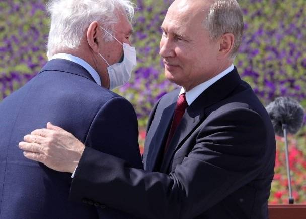 疫情|普京现身国庆日庆典未戴口罩，2个多月来首次参加公开活动