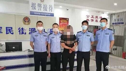 工作|“抓小偷”！惯犯偷市场摊主挎包逃走路遇巡警