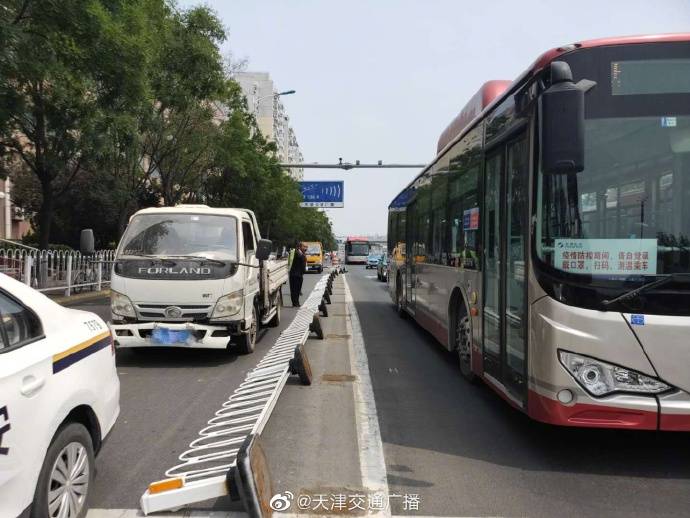 卡车|天津河东区一轻型卡车撞翻护栏砸到骑电动车行人