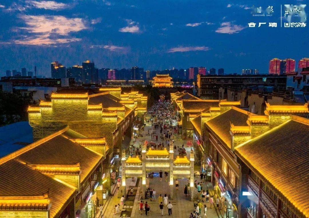 城市之美不仅在白天 襄阳北街坐落在襄阳城中心 ——十字街之北.