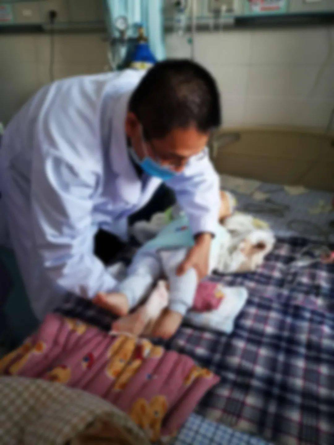 男孩|生命垂危！医生与死神抢人！【惊心】银川1岁半男孩家中溺水窒息