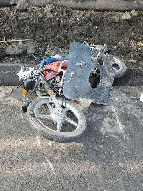 涪陵北拱一摩托车车主被撞,现场好多血!