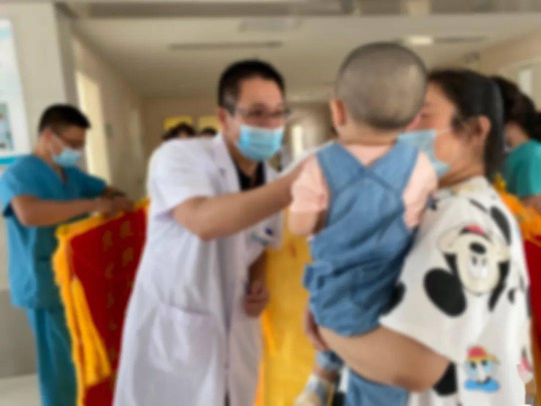 男孩|生命垂危！医生与死神抢人！【惊心】银川1岁半男孩家中溺水窒息