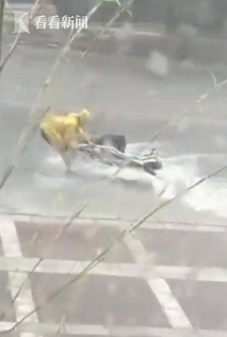 多一份理解！外卖小哥暴雨中抢救送餐车看哭网