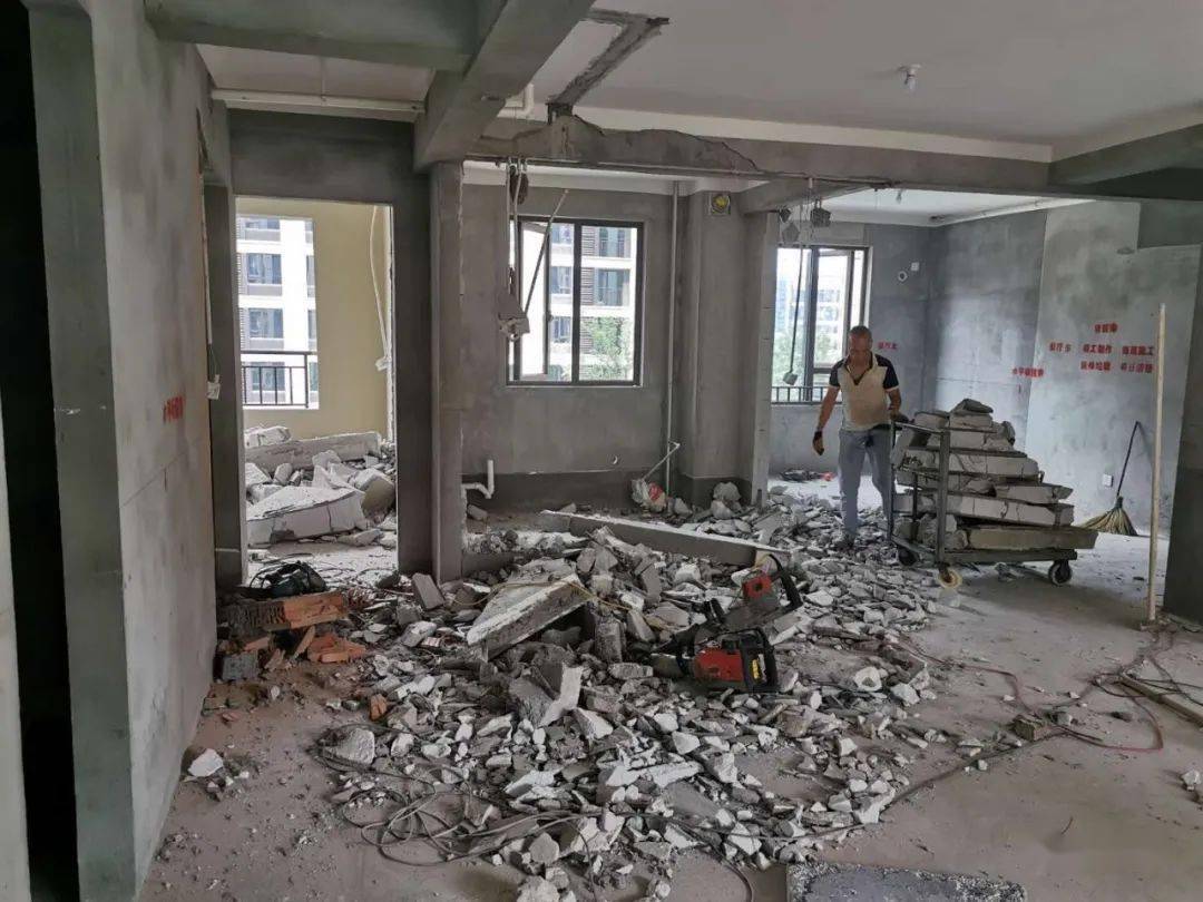 翡丽湾罗生福师傅工地,墙地坪拆除施工中,无安全隐患.