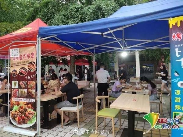 在校园里“撸串”!四川一高校为毕业生开烧烤夜市
