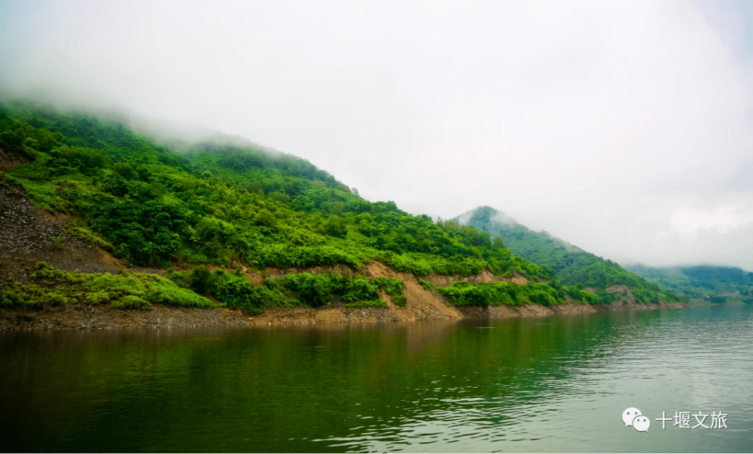 这里青山环抱,绿水长流