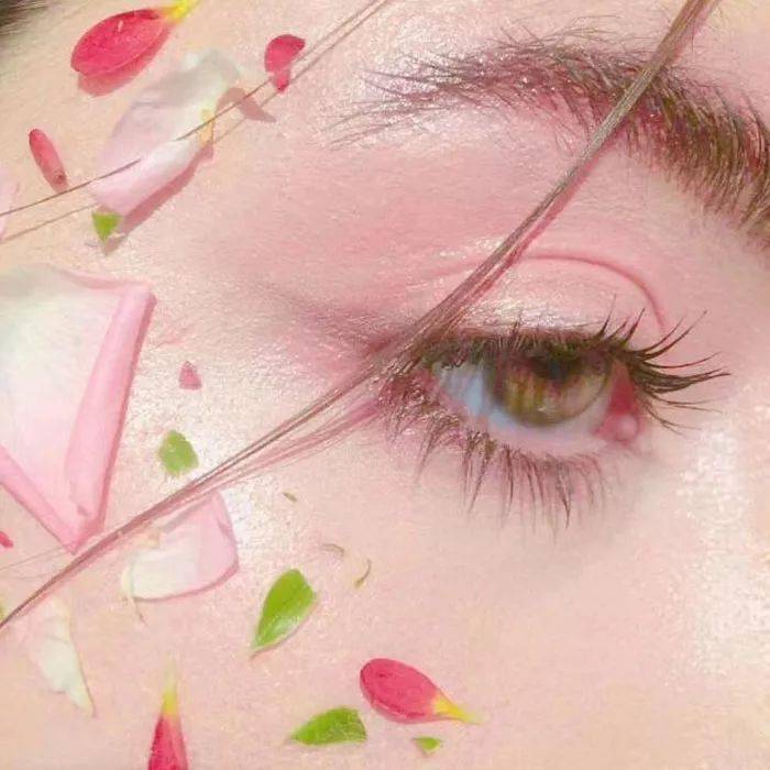 花眼睛嘴唇情侣头像猜成语_情侣头像拿花(2)