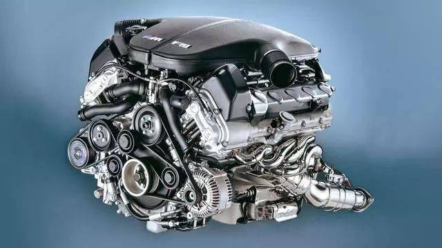 宝马以其直列六缸发动机而闻名,比较便宜的v6更为平滑和优越.