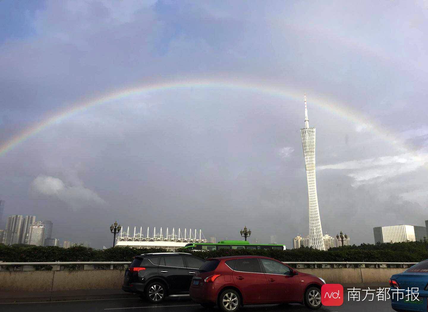 朋友圈拍彩虹大赛开始广州雨后又见彩虹还是双层跨越广州塔