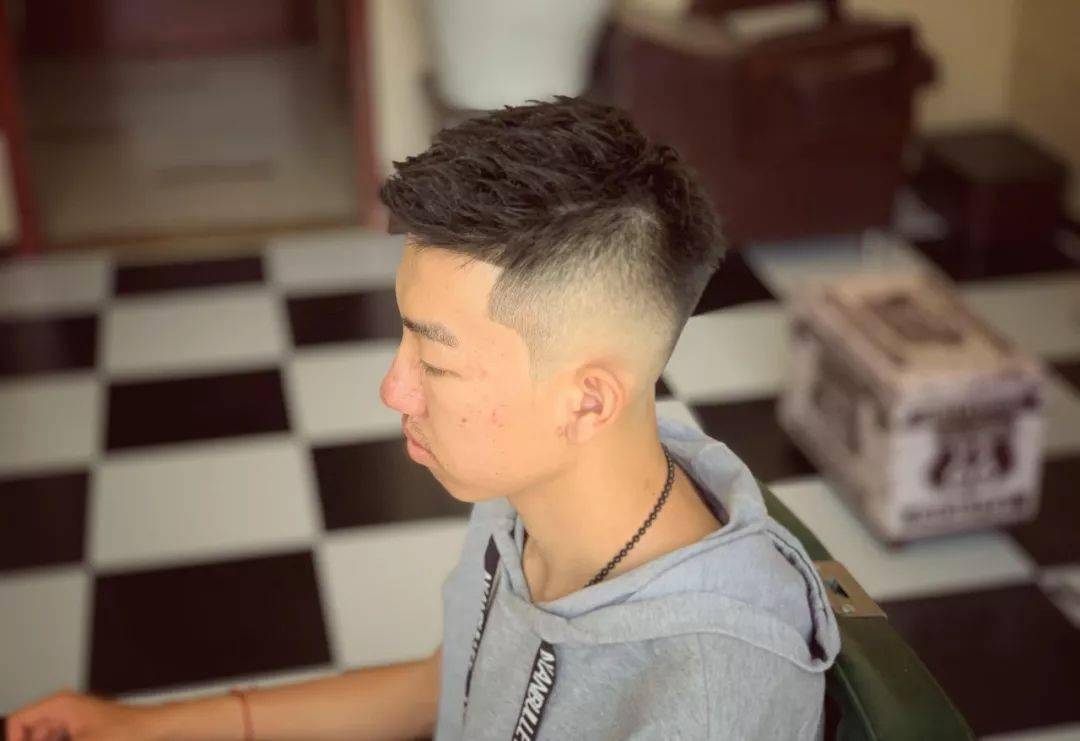 剪发视频男士发型 0b637e0953f64a6d8bb25716a359f258.jpeg
