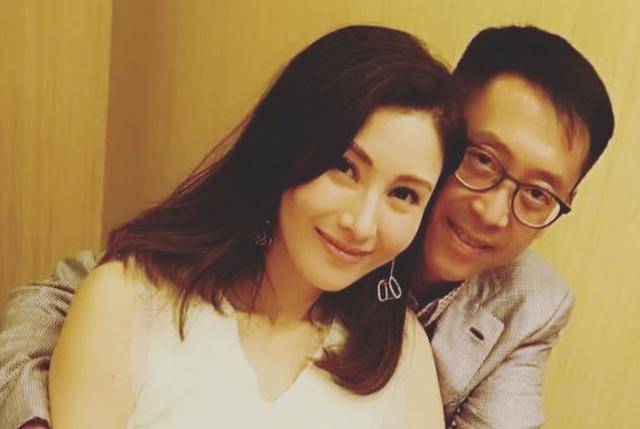 李嘉欣近照曝光，嫁入豪门的亲姐久违露面，两
