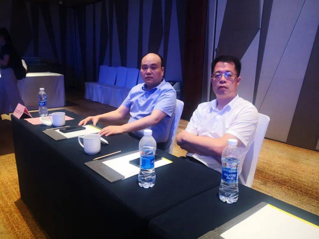 鹿城区人民政府副区长全一凡与温州市鞋革行业协会会长潘建中莅临新闻