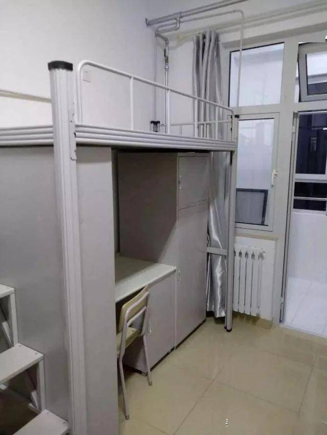 宿舍为4人间,大部分是上床下桌.