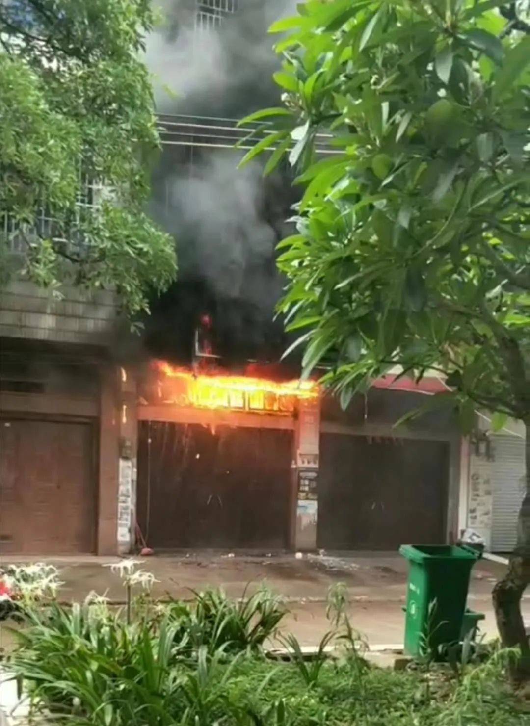 广西一民房今早发生火灾,房内大人小孩来不及