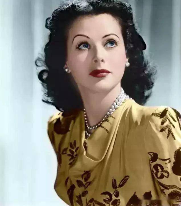 她美貌与智慧并存的倾世美人，被誉为"世界最美的女人"