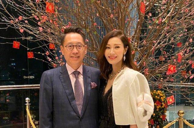 李嘉欣近照曝光，嫁入豪门的亲姐久违露面，两