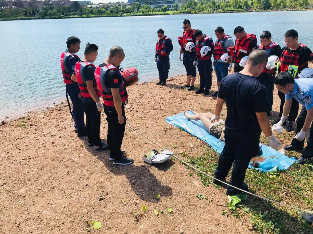 萍乡曙光救援队在玉湖打捞上来一具女尸,随后将遗体移交给警方,据了解