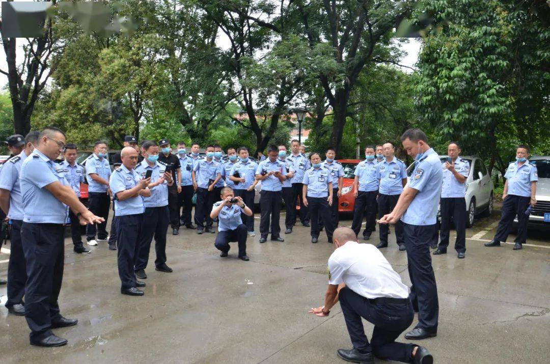 为进一步巩固实践效果,彭朝富教员还组织参训民警,职工进行灭火器现场