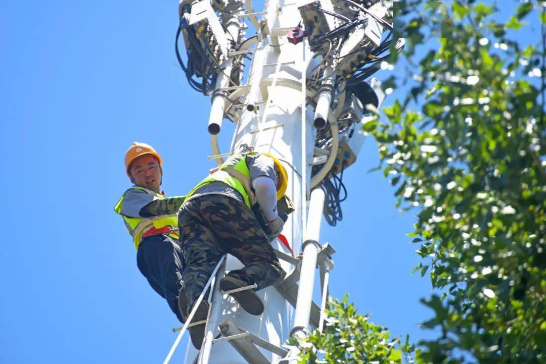 施工人员安装5g基站抱杆.今年6月6日,我国5g商用牌照发放满一年.