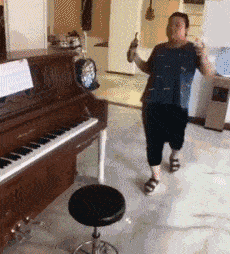 搞笑gif:好长的脖子啊!