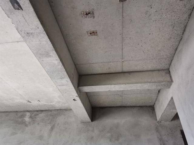 衣柜顶上20公分横梁用石膏板包住,简单漂亮,整栋楼就他家能想到