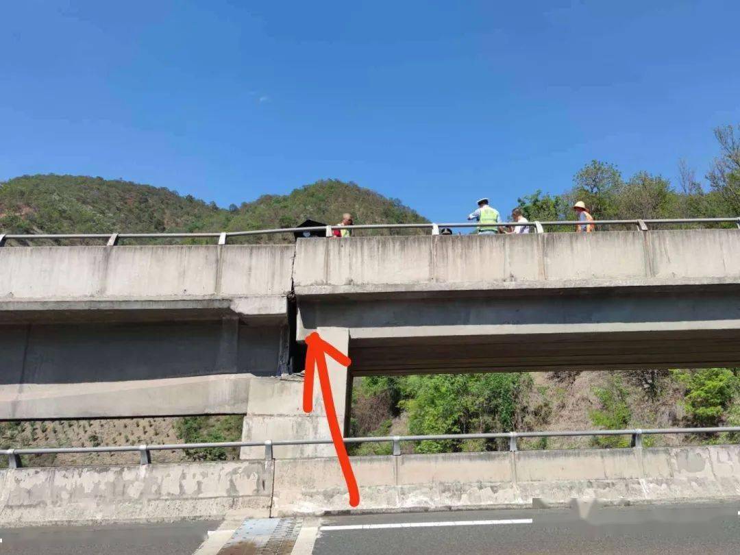 攀西高速一桥梁错层15厘米部分路段交通管制
