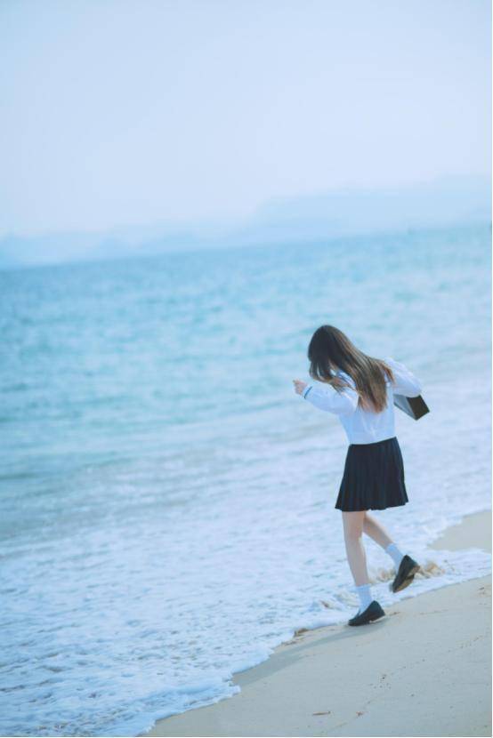 清纯少女穿jk,一起海边玩耍吧