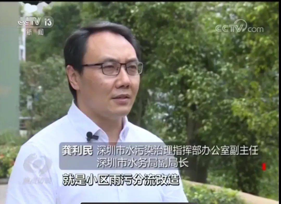 黄伟才是建新村的居民,由于房屋面积小,他家的厨房紧靠着阳台.