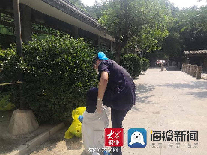 核酸|实拍北京东城区核酸检测采样点现场：医生背部全部湿透