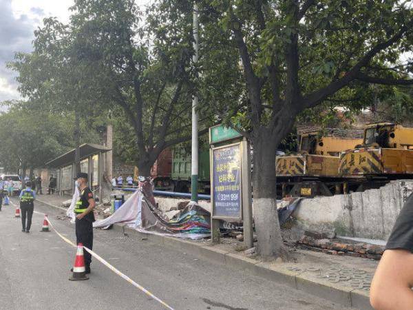 事故|四川攀枝花市围墙倒塌致路人伤亡，疑因货车司机操作不当