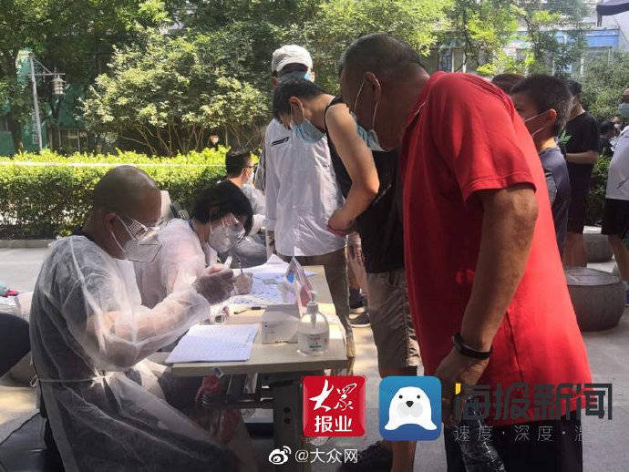 核酸|实拍北京东城区核酸检测采样点现场：医生背部全部湿透