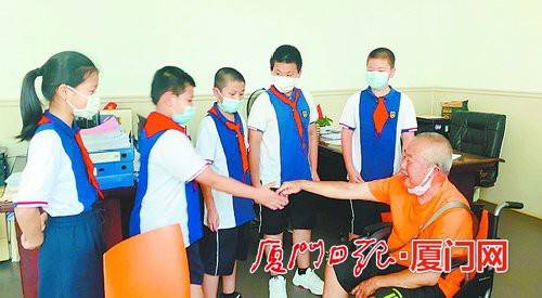 自行车|五名小学生帮七旬老大爷挪车