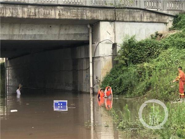 沙坪坝|雨后桥下积水 司机“不知深浅”致2人被困车顶