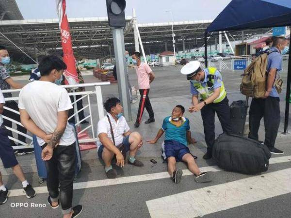 青岛|男子过马路踩空摔倒无法行走 青岛交警及时救助送医