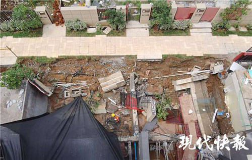 有关|南京一小区别墅院落塌陷成3米深大坑，疑似与业主私挖地下室有关